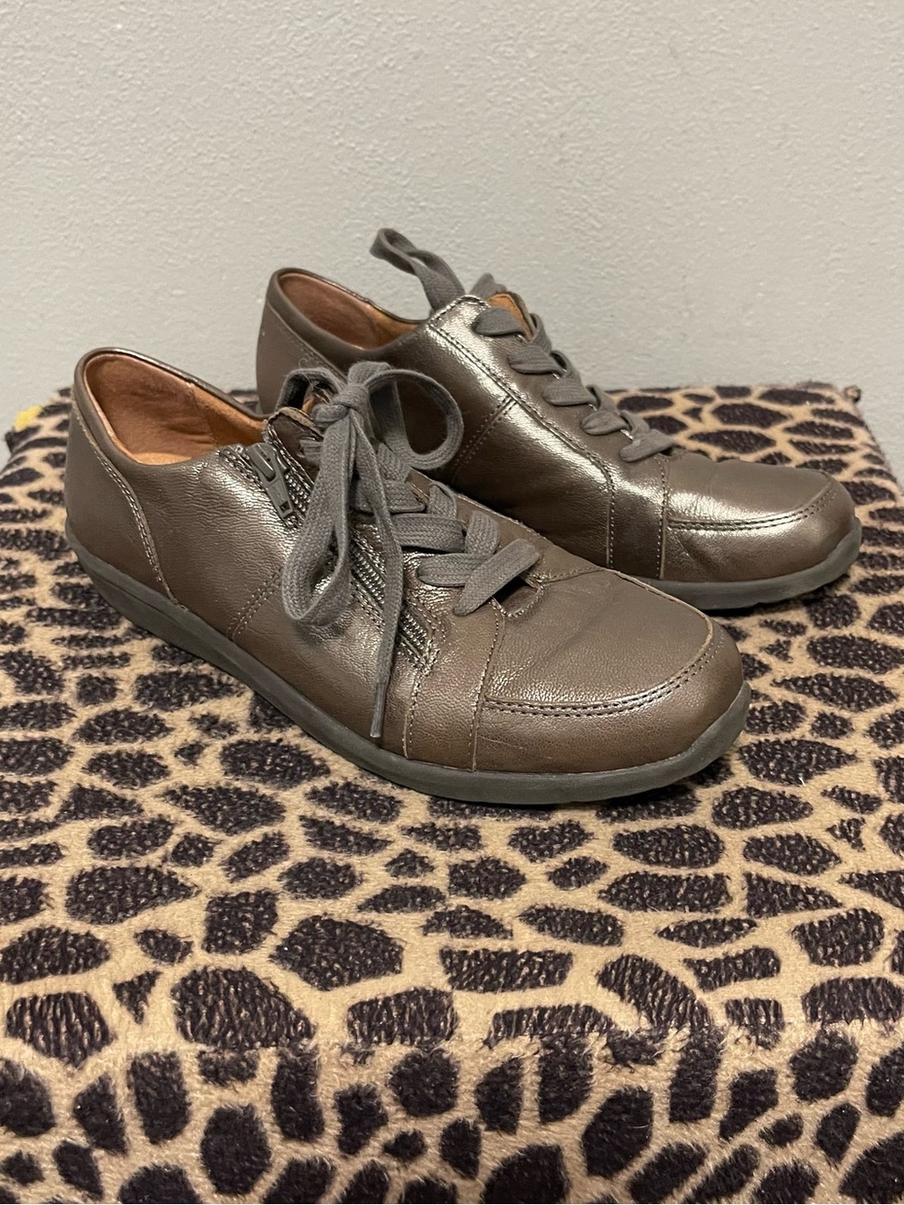 Vionic Abigail Shiny Comfort Fashion Sneakers Bronze Laces Womens 8.5
